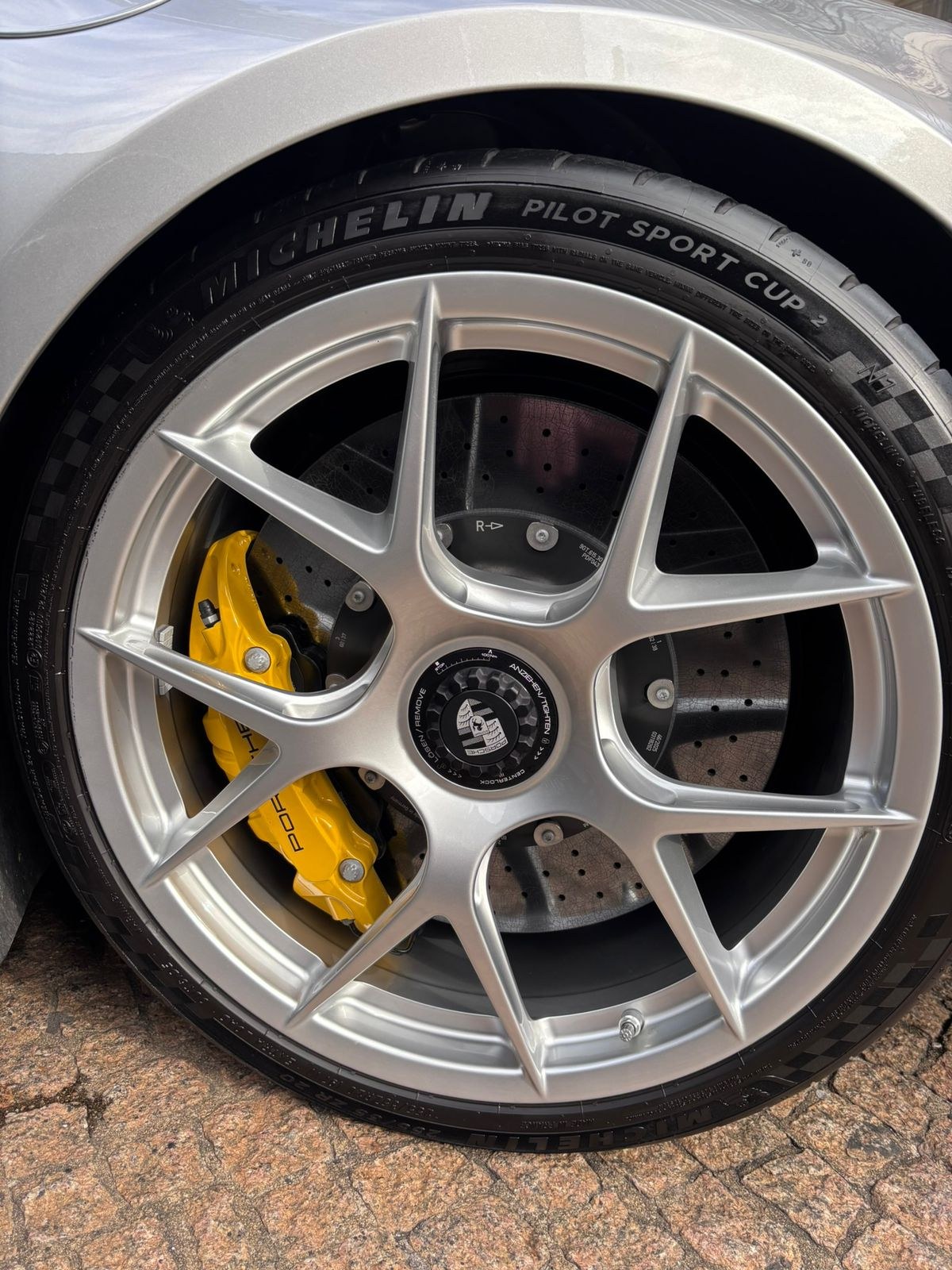 Pinça de freio amarela e roda Porsche GT3 — Personalização e envelopamento DMV Customs Campinas